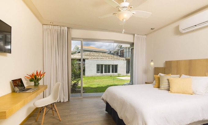 Santa Ana Hotel | Inviting Deluxe Room with Breakfast at Hotel Villa Los Candiles