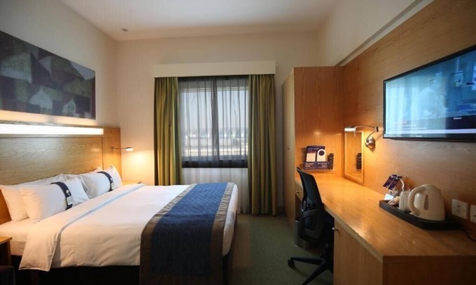 Garhoud Apartment | Comfortable Room Near DXB Airport with Free Breakfast
