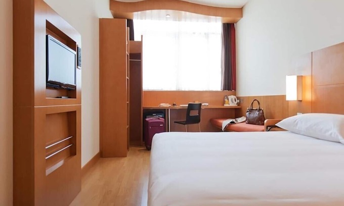 Al Maqta Apartment | Discover the Standard Room Near Rabdan Majlis by E R