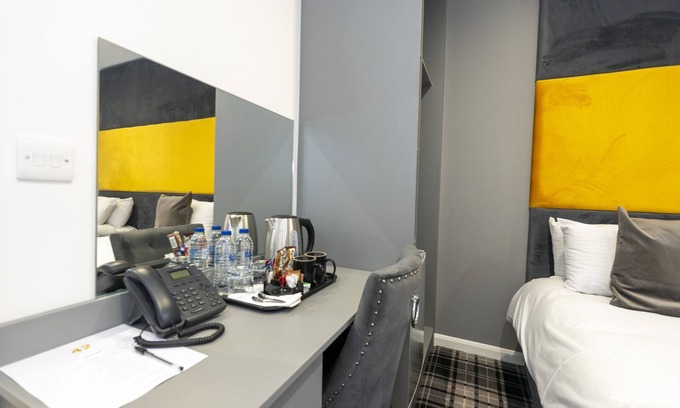 Scunthorpe Hotel | Cozy Single Bedroom with En Suite & Kitchen - 10/10 Rated