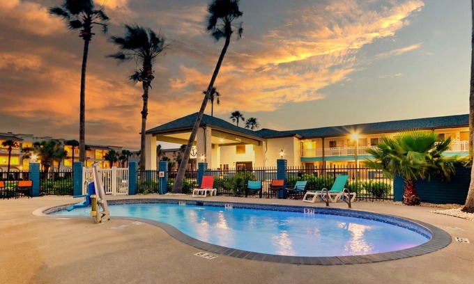 Old Town Hotel | Comfortable Studio at Port Aransas - Captains Quarters Inn