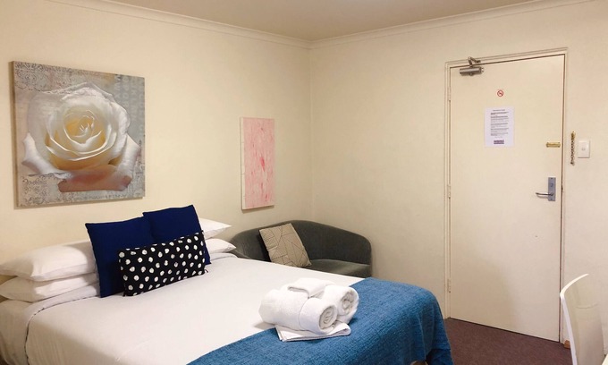 Capital Hill Apartment | Cozy Studio in Griffith with Free Wi-Fi and Parking