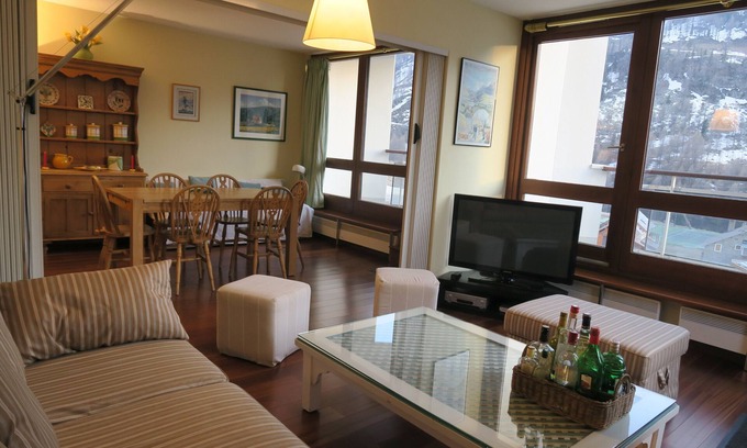 Isola Apartment | Cozy Standing Apartment - Isola 2000, Steps from Slopes