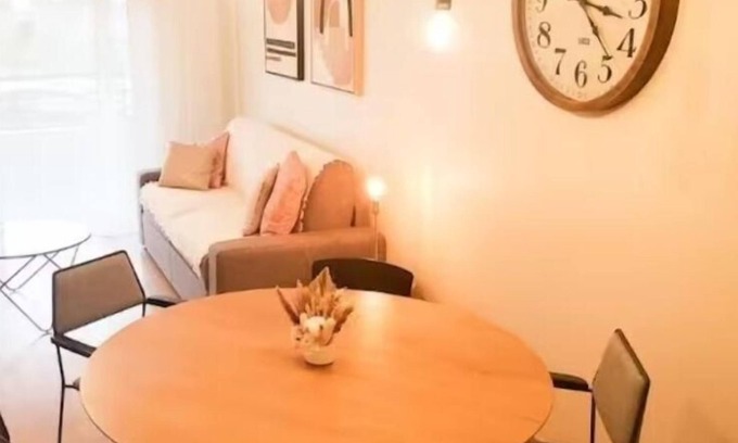Centre-ville rive gauche Apartment | Scenic Apartment Overlooking the Mayenne River