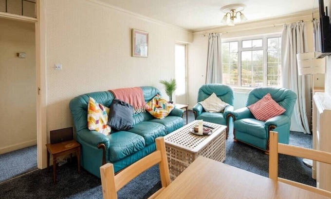 Garden Suburb Apartment | Standout 2BD Apartment Vibrant and Stylish!