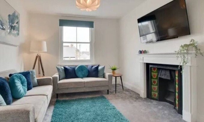 Shaldon Apartment | Cozy 2BD Coastal Cottages in South Devon - Family Friendly