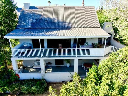 Stanford House | Exceptional Stanford River House: Family-Friendly Escape
