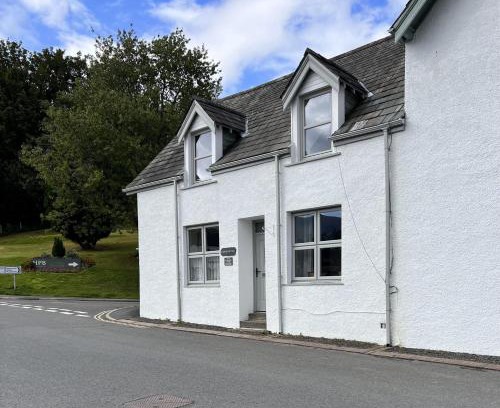 Braithwaite House | Pet-Friendly Stanger Cottage - A Cozy Getaway for Families