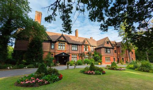 Horley Hotel | Explore Stanhill Court Hotel with Pet-Friendly Amenities