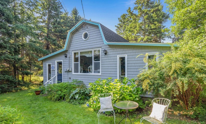 York Cottage | Stanhope Cottage close to National Park Beaches