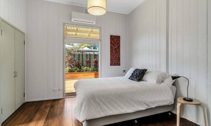 Maclean House | Pet Friendly Retreat: STANLEY COTTAGE with Top Reviews