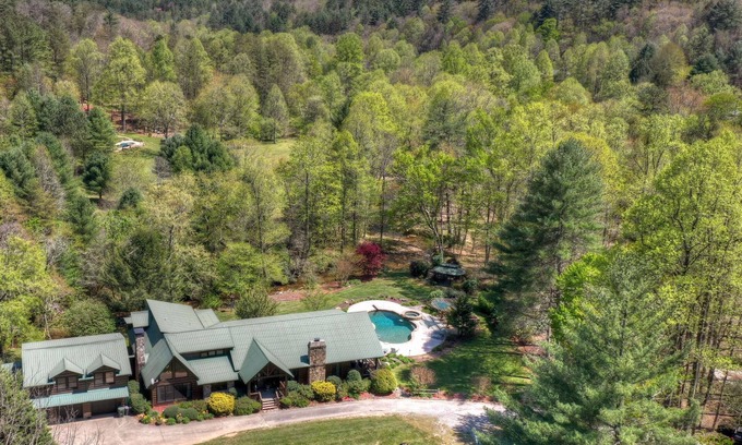 Cherry Log House | Discover Stanley Creek Lodge in the Aska Adventure Area