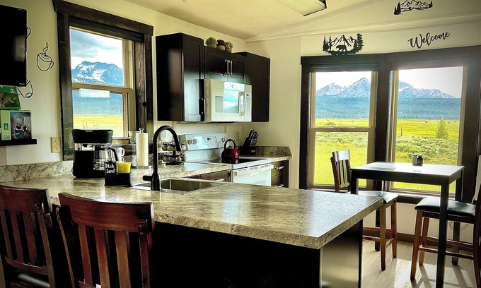 Stanley House | Enchanting Stanley/Sawtooth Scenic Sweet Retreat with Breakfast