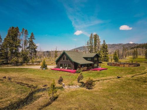 Stanley House | Stanley Home with Panoramic Views, Pet & Child Friendly