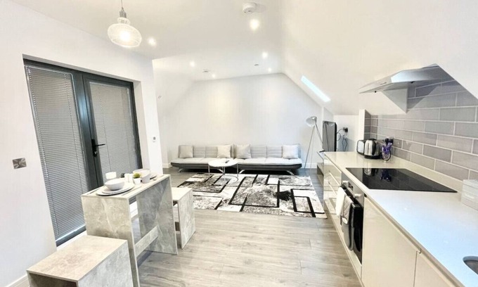 Stanmore Apartment | Stanmore Central: Stylish One Bedroom with Kitchen Amenities