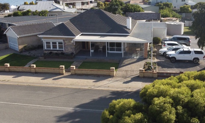 Dalrymple House | Oceanview Holiday Home Next to Caravan Park - Rated 9.8/10