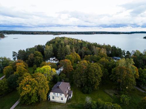 Kaakkoinen District Resort | Discover Stansvikin Kartano: Pet Friendly with Ocean Views