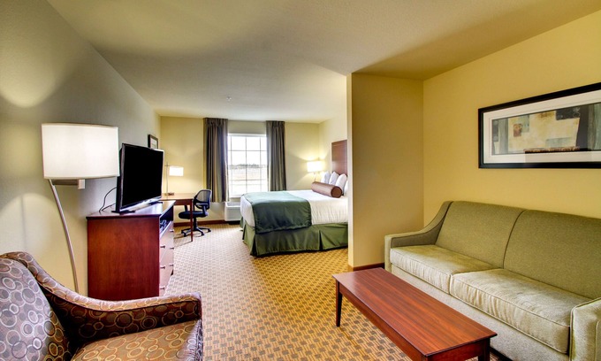 Stanton Hotel | Family-Friendly Stanton Inn & Suites with Pool and Spa