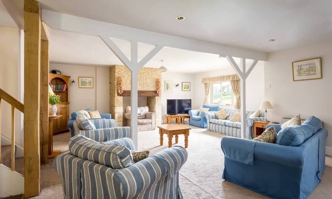 Condicote House | Discover Stanway House: 8 Bedrooms, Pet-Friendly Amenities