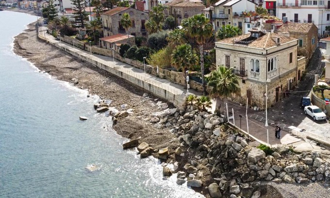 Marina di Caronia Apartment | Cozy Stanza del pescatore: Oceanfront Family Retreat