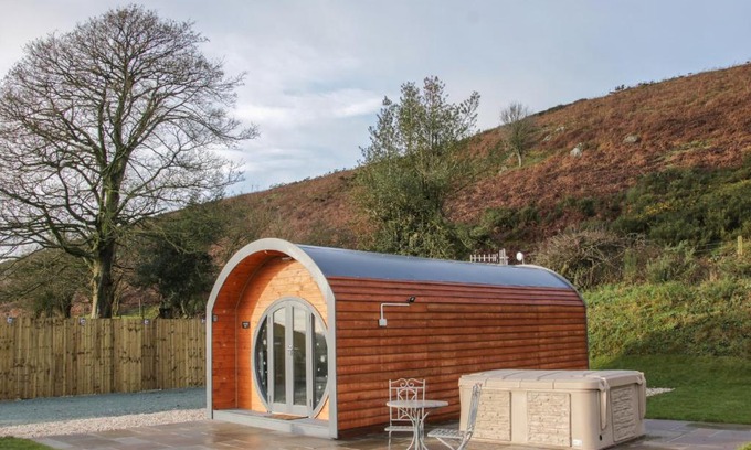 Kingswood House | Family-Friendly Stapeley Pod: 4-Star Rated Getaway