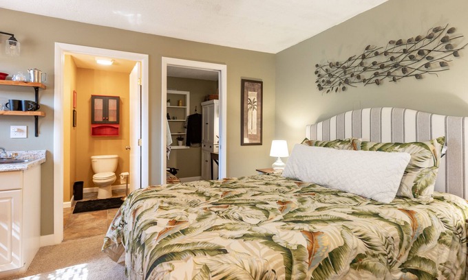 Gulfport Cottage | Charming Star Cottage at Stetson with Oceanfront Pool