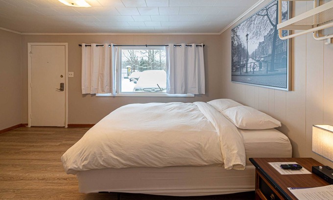 Indian River Apartment | Cozy Star Gate Room 6 - Family-Friendly Getaway in MI