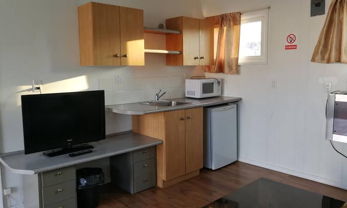 Morden Hotel | Budget-Friendly Star Motel with Family Amenities Await