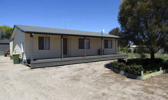Para Wurlie House | Dog-Friendly Star of Sea: Steps from the Beach & Ocean Views