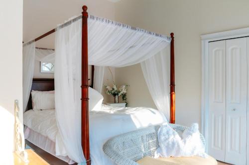 Fergusons Cove Bed & Breakfast | Ocean View Retreat at Star of the Sea B&B - 5-Star Experience