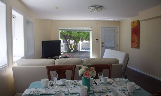 White Rock House | Family Suites with Private Entrance, Steps from the Beach