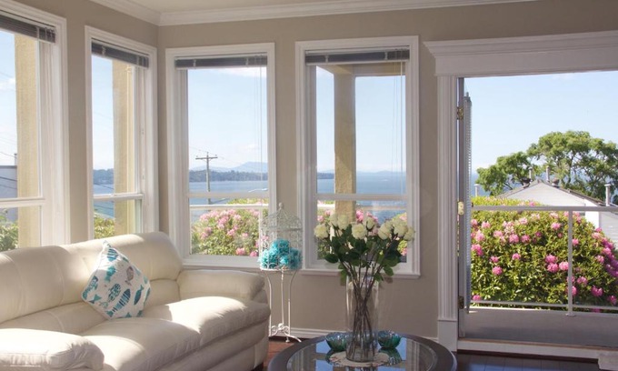 White Rock House | Inviting Star of the Sea Guest House with Breakfast & Hot Tub