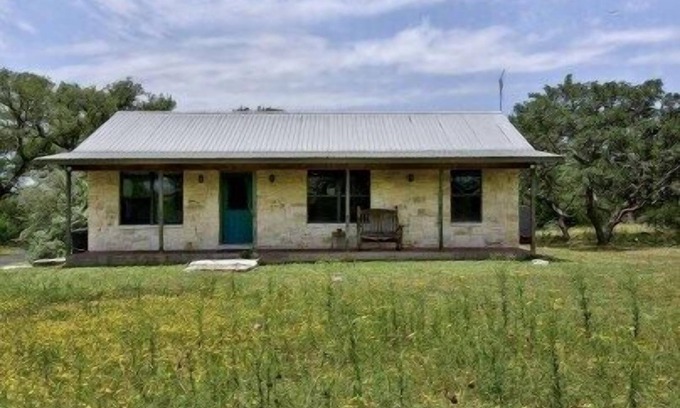 Wimberley Cottage | Cozy Star Ranch Cottage: Pet-Friendly Retreat with Spa & Hot Tub