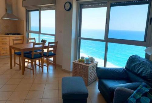 Bat Yam Apartment | Discover Star Way: Family & Pet-Friendly Getaway