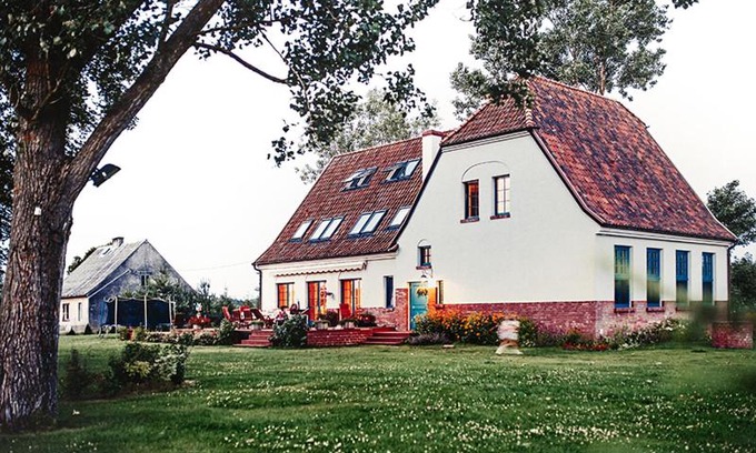 Januszkowo Villa | Family-Friendly Stara Szkoła Browina with Hot Tub & Kitchen