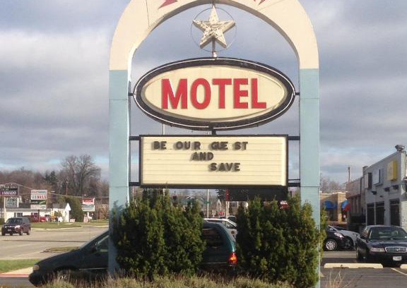 Naperville Hotel | Family-Friendly Stardust Motel with Relaxing Hot Tub