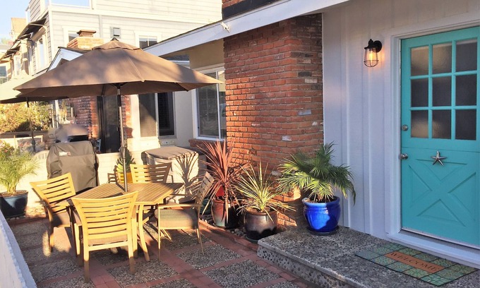 West Newport House | Starfish Cottage: Oceanfront Comfort Just Steps to Beach