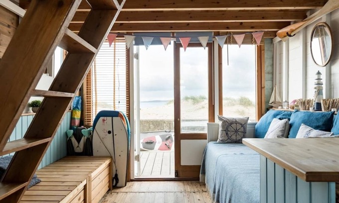 Hengistbury Head Apartment | Idyllic Sea-View Beach Hut with Stargazing & Pet-Friendly Perks