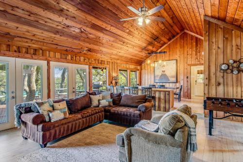 Dripping Springs House | Stargazer Ridge: Family-Friendly Retreat with Pool Access