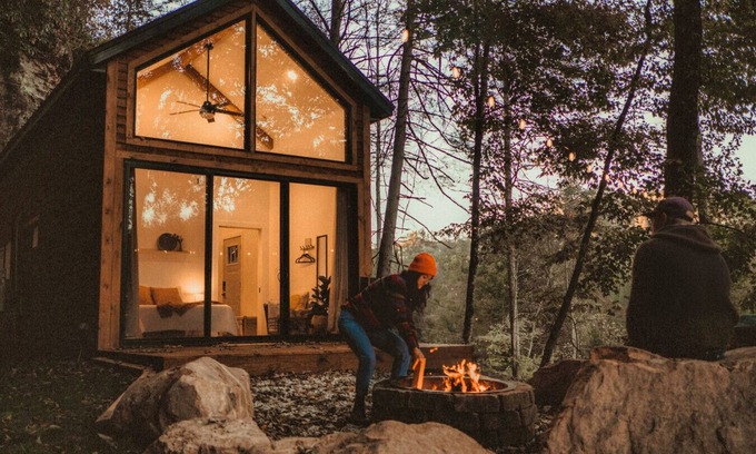 Rogers Cabin | Pet-Friendly Retreat: 5 Min to Gorge with Deck & Fire Pit