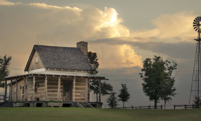 New Ulm Cabin | Discover StarHill Farms Hinze Cabin: Pet Friendly Getaway