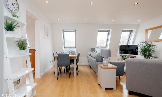 Newbury Apartment | Inviting 3-Bed Apartment at Regents Court, Newbury