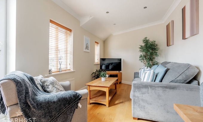 Newbury Apartment | Stylish 2 Bedroom Apartment on York Road, Newbury - Perfect for Families