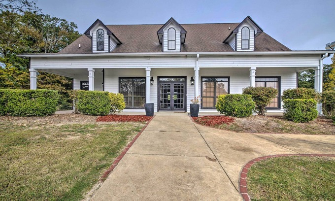 Starkville House | Explore Starkvegas Clubhouse - Steps from MSU Campus!