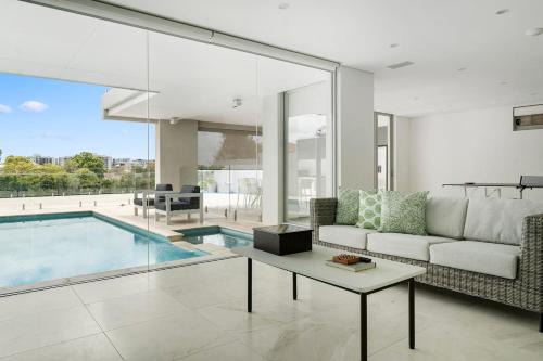 Bexley Villa | Experience 'Starlight': A Hollywood Hills Retreat in Bexley