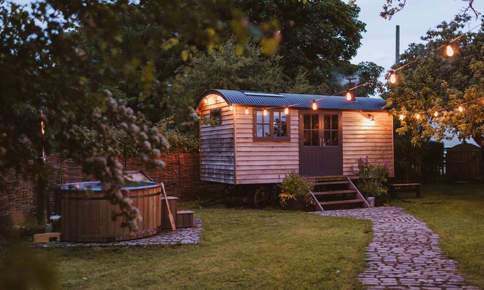 Winestead House | Cozy Starlight Hideaway - Shepherd’s Hut with Kitchen Access