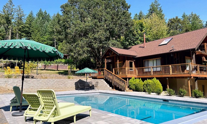Gaston House | Family Friendly Cabin with Pool & Game Room in Oregon