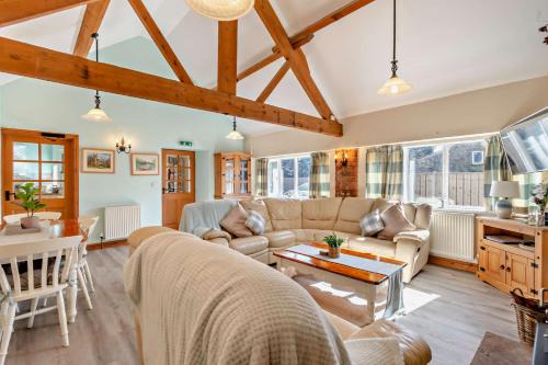 Newton-on-Rawcliffe House | Cozy Starling Cottage with Pool in North York Moors