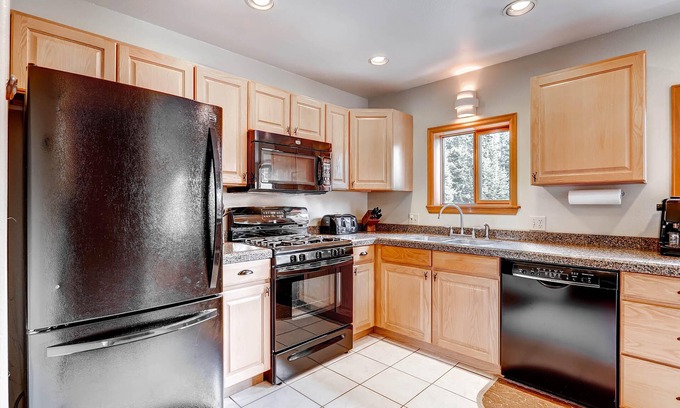 Quandary Village Cabin | Cozy Cabin with Hot Tub & TempurPedic Beds Near Breck
