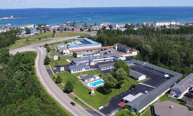 Mackinaw City Hotel | Budget-Friendly Starlite Inn: Oceanfront Getaway Awaits